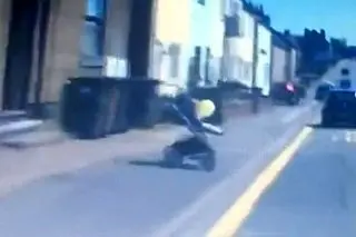 کودکی که در چند سانتیمتری مرگ ایستاد! + عکس