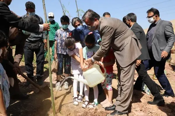 رونمایی از خودرو امداد و نجات آتشنشانی و کاشت درخت از گونه کم خواه در منطقه ۱۳  

