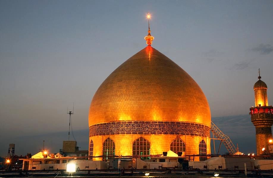زن مسلمان آمریکایی در حرم مطهر حضرت امیر المؤمنین+عکس
