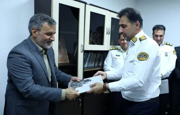 تجلیل شهردار منطقه۱۲ از رئیس پلیس راهور منطقه ۱۲