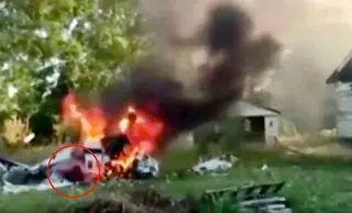 نجات معجزهآسای پسربچه از میان شعلههای آتش + عکس