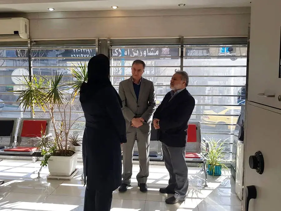 بازدید سرزده مدیرعامل بانک دی از شعبه آفریقا
