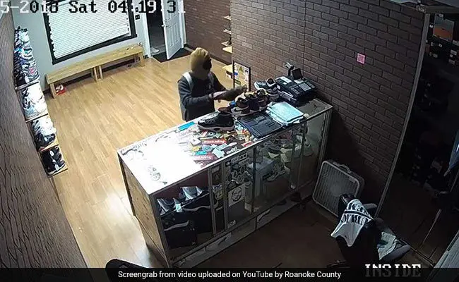 سرقت یک سارق از کفش فروشی! + عکس