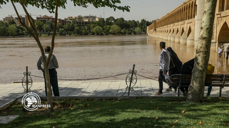 جاری شدن آب در زاینده‌رود پس از ۱۱ ماه 

