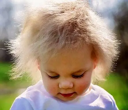 موهای عجیب این دختربچه شانه نمی شود! +عکس
