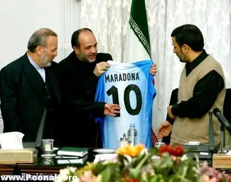 هدیه جالبی که مارادونا به احمدی نژاد داد! + عکس