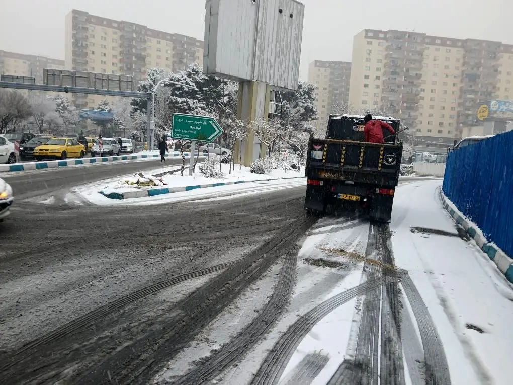  ادامه بارش برف در تهران؛ معابر اصلی منطقه یک باز و تردد روان است