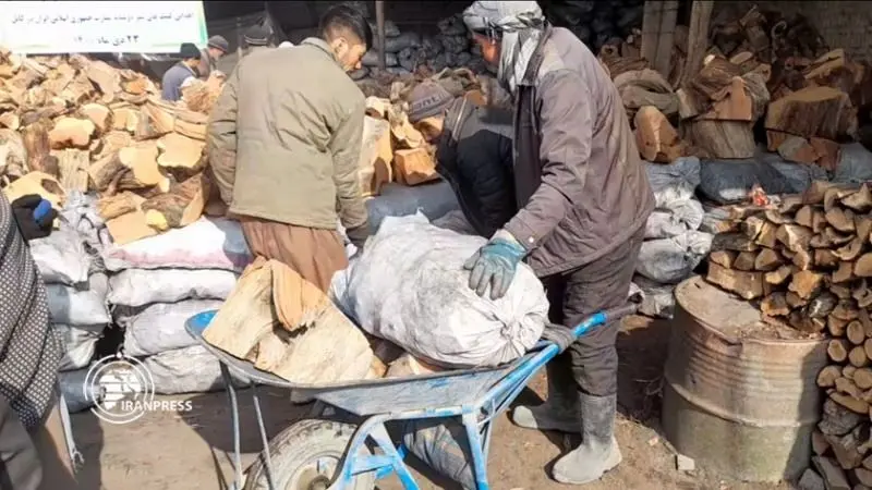 کمک ایران برای تامین سوخت زمستان نیازمندان افغان