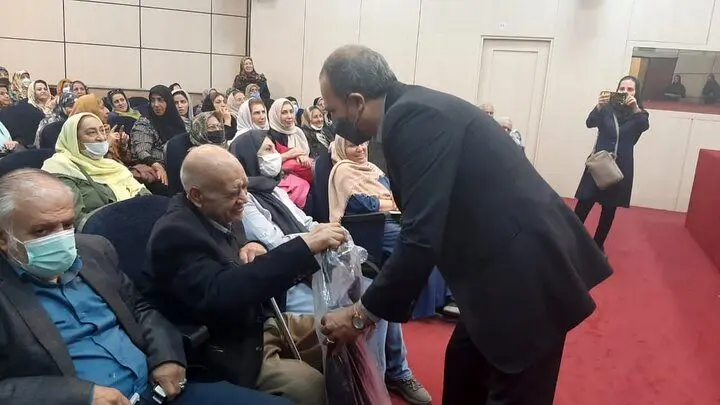 تکریم ۲۰۰ سالمند منطقه ۱۳ در نگارخانه شرق تهران

