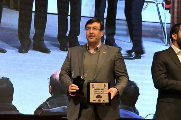 تندیس بلورین جایزه ملی مدیریت مالی ایران به هلدینگ خلیج فارس اهدا شد