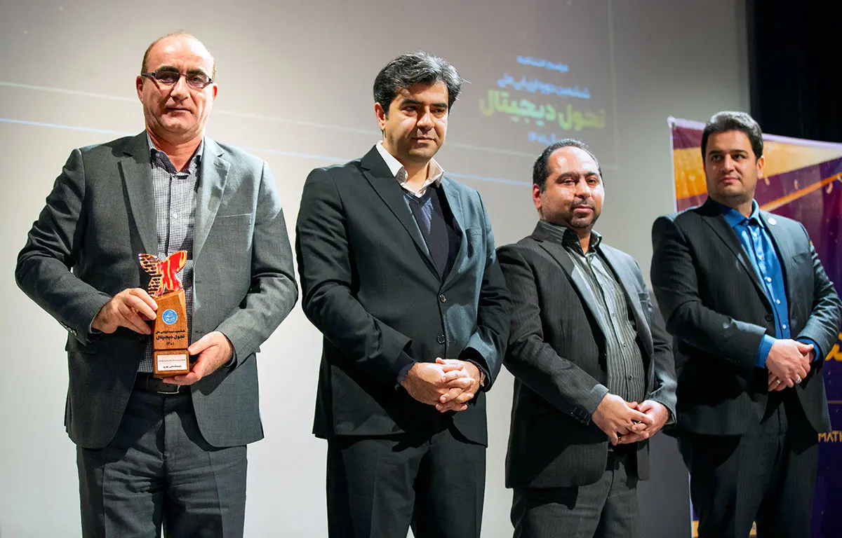 تندیس و تقدیرنامه ششمین ارزیابی ملی تحول دیجیتال در دستان پتروشیمی نوری

