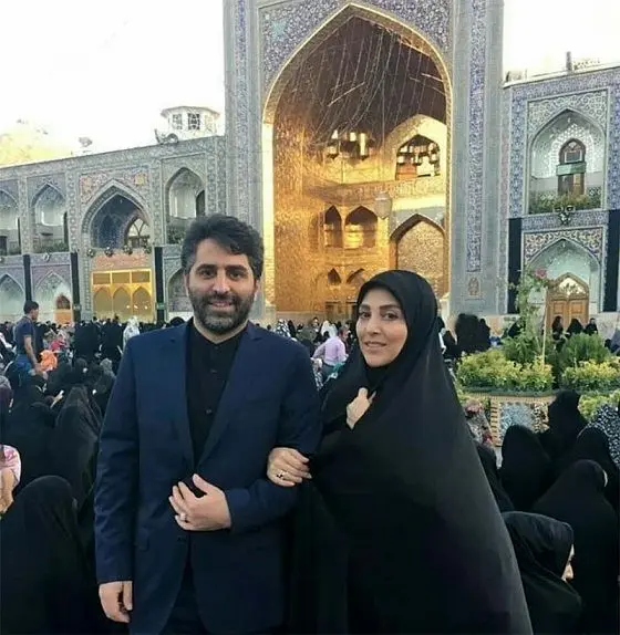 پوشش متفاوت خانم مجری صداوسیما به همراه همسرش در مشهد+عکس