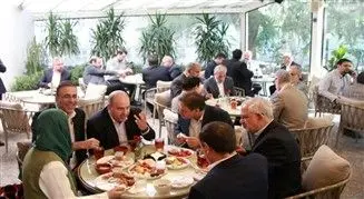 نشست هم‌اندیشی مهندس جعفرپور با پیمانکاران مخابرات در موزه زمان برگزار شد

