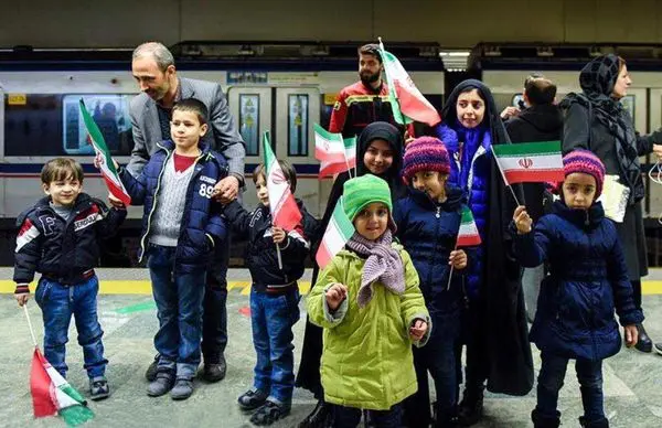 اهتزاز "پرچم افتخار" در متروی تهران به مناسبت چهل و سومین سالگرد پیروزی انقلاب اسلامی