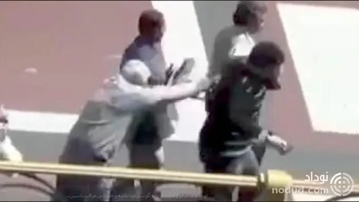 لحظه سرقت تیمی تلفن همراه از عابر بیچاره+عکس 