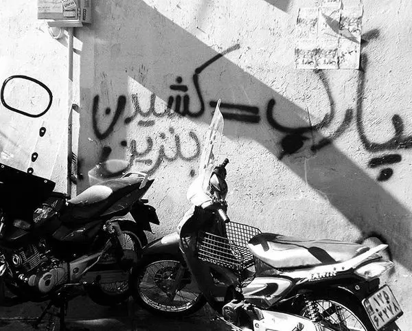 تهدید شدیداللحن برای پارک کردن موتور در این مکان!+عکس