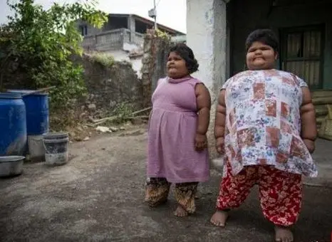 چاق ترین خواهران دنیا با گرسنگی های ترسناک!+عکس