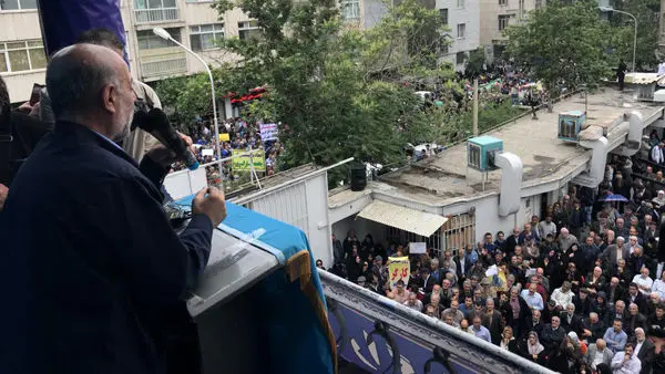 تجمع اعتراضی کارگران در مقابل خانه کارگر+عکس