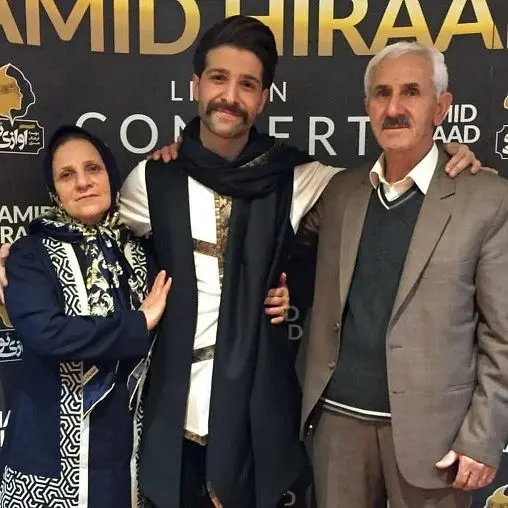 عکسی دیده نشده از خواننده مشهور در کنار پدر و مادرش
