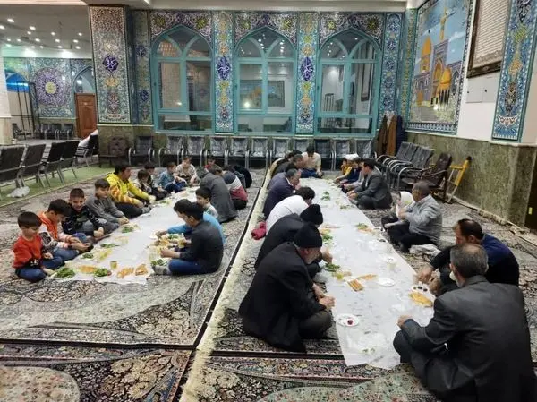 سفره های ساده افطاری پذیرای روزه داران محلات منطقه 4