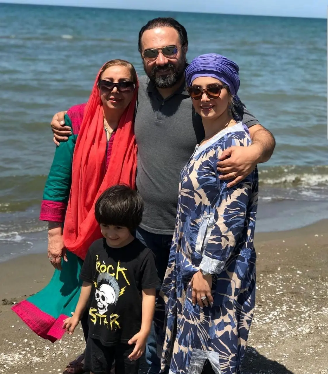 برزو ارجمند و همسرش در کنار ساحل + عکس