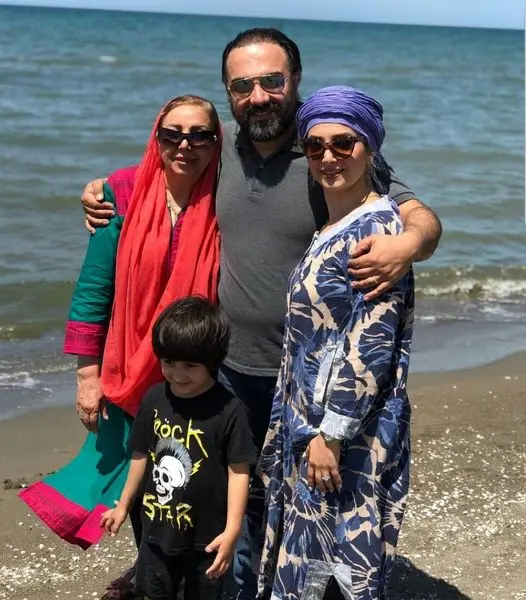 برزو ارجمند و همسرش در کنار ساحل + عکس