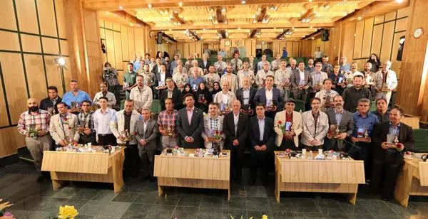 طی مراسمی از کارمندان نمونه شرکت پالایش نفت اصفهان تقدیر شد