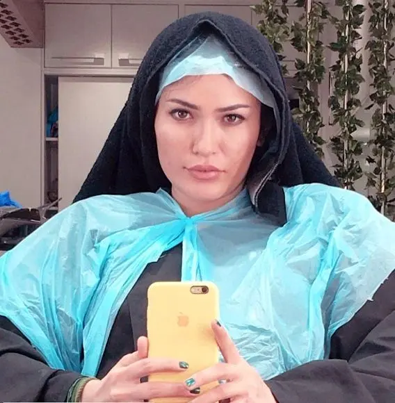 سلفی بازیگر خانم تلویزیون در آرایشگاه با پوششی عجیب+عکس
