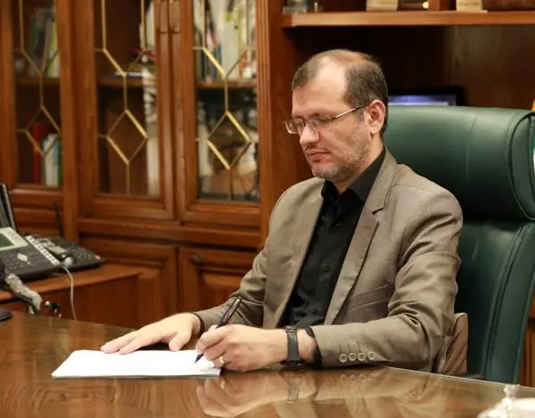 اَلسَّلامُ عَلَیْکَ یا اَباعَبْدِاللَّهِ وَ عَلَى الاَْرْواحِ الَّتى حَلَّتْ بِفِناَّئِکَ