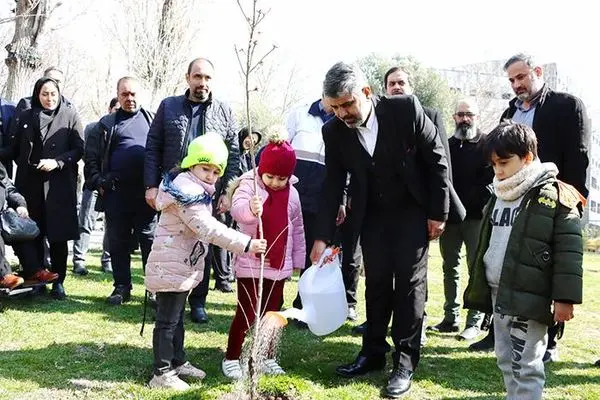 آیین نمادین کاشت درخت منطقه 11 در بوستان رازی برگزار شد