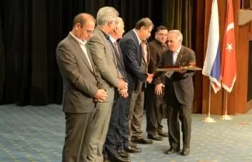 اعطای نشان ملی رتبه نخست ارائه تسهیلات حمایتی به بانک تجارت
