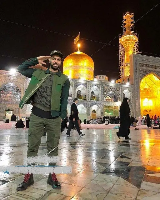 تیپ و ژست عجیب و غریب بازیگر مشهور در حرم امام رضا+عکس
