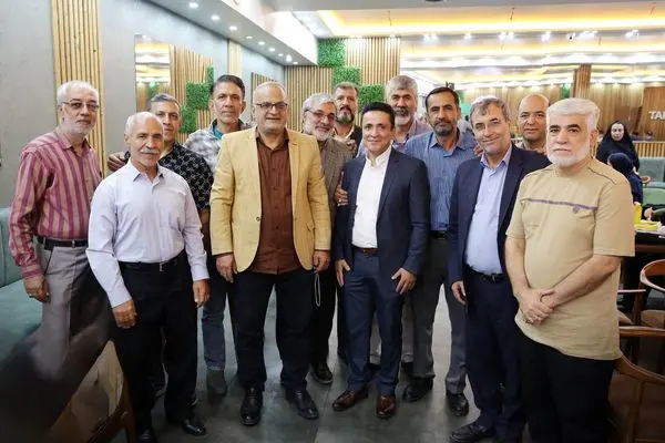 بزرگداشت بازنشستگان و کارکنان نمونه منطقه۵

