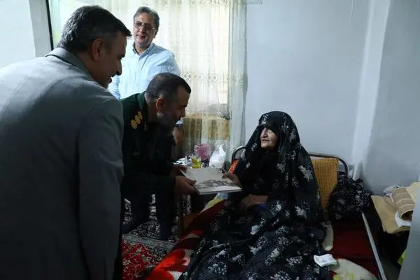 شهردار منطقه ۱۲ به دیدار مادر شهید حسن کمالی رفت