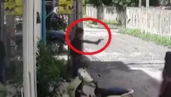 انتقام جوان کینه ای از نامزدش مقابل دانشگاه + عکس