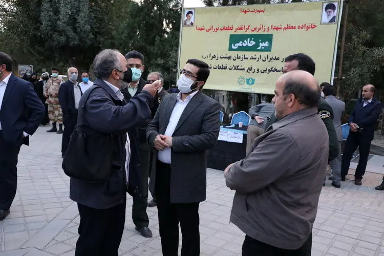 "میز خادمی" جهت پاسخگویی به درخواست های خانوادهای معظم شهدا
