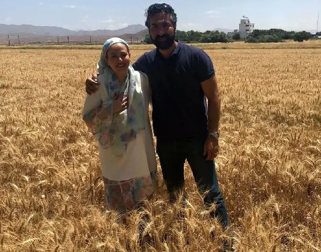 عاشقانه های بهاره رهنما و همسرش در میان خوشه های گندم+عکس