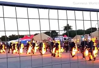 
خودسوزی هم‌زمان ۳۲ نفر برای شهرت! + عکس
