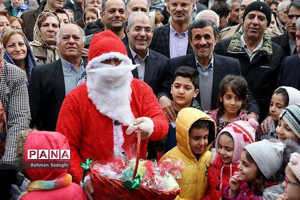 عکس یادگاری احمدی‌نژاد با بابانوئل + عکس