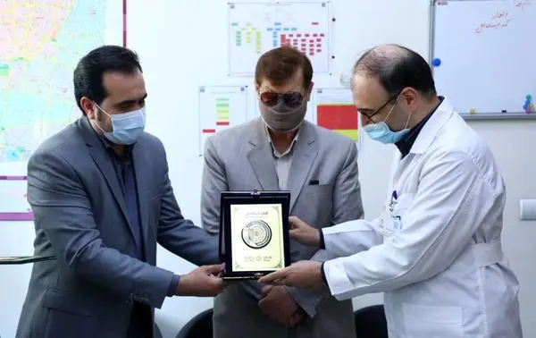 اهدای نشان سلامت به مدیریت بیمارستان امیراعلم

