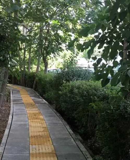 اجرای پیاده راه سازی در ضلع شمالی میدان شیخ بهایی 

