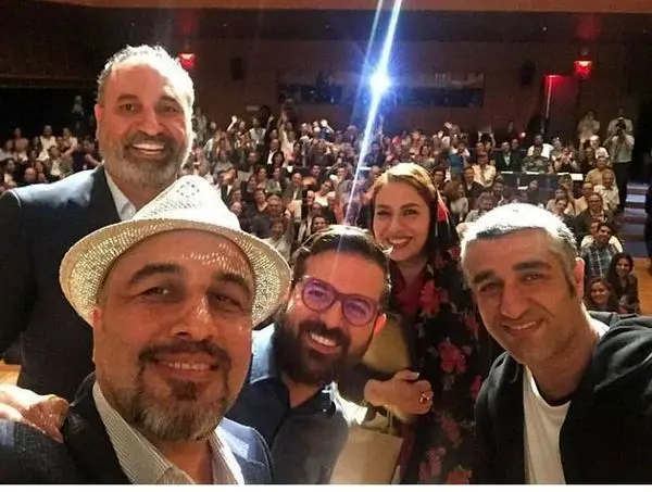 سلفی پر جمعیت رضا عطاران و خانم بازیگر + عکس