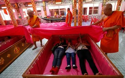 رسم عجیب تایلندی ها در شب سال نو + عکس