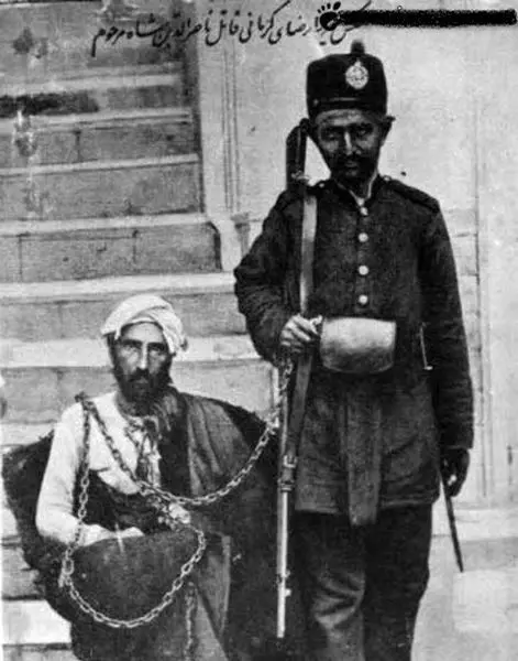 عکسی کمیاب از پدر رضاشاه در کنار میرزا رضای کرمانی