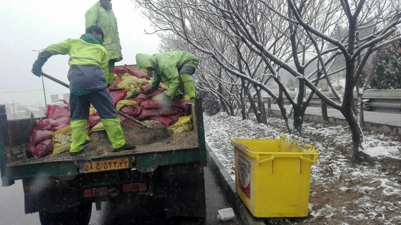 خدمت رسانی ستاد برف روبی منطقه ۱۳ از شب گذشته تا کنون 

