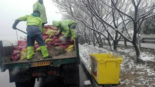 خدمت رسانی ستاد برف روبی منطقه ۱۳ از شب گذشته تا کنون