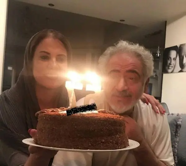 تولد ۵۷ سالگی آقای بازیگر مشهور در کنار همسرش+عکس
