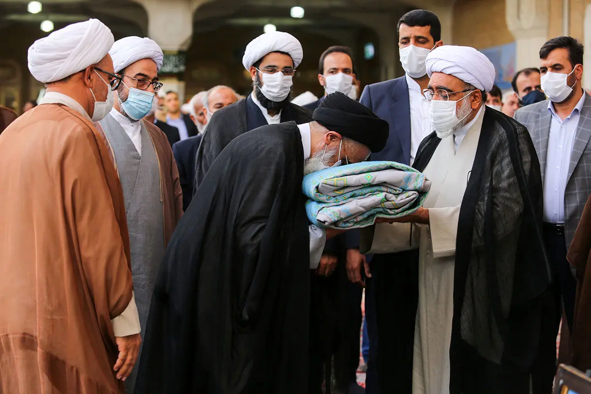 اهدای پوش مرقد حضرت معصومه(س) توسط تولیت آستان قدس رضوی

