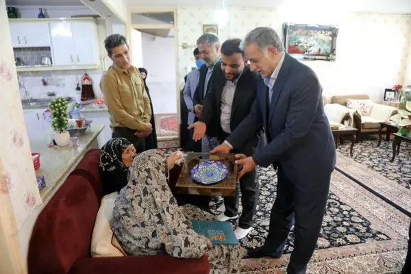 دیدار شهردار و اعضای شورای اسلامی شهر اراک، با خانواده شهید حمیدرضا ابراهیمی