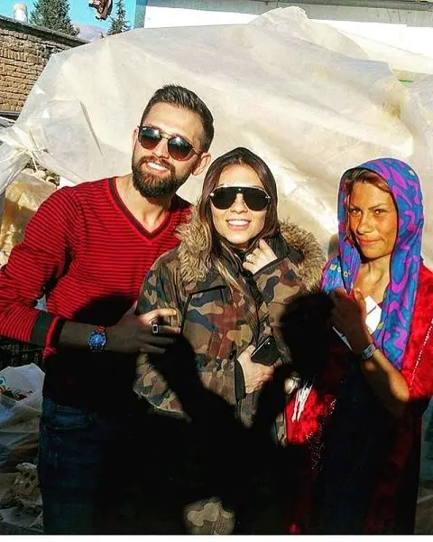 محسن افشانی و همسرش در میان زلزله زدگان سرپل ذهاب/عکس